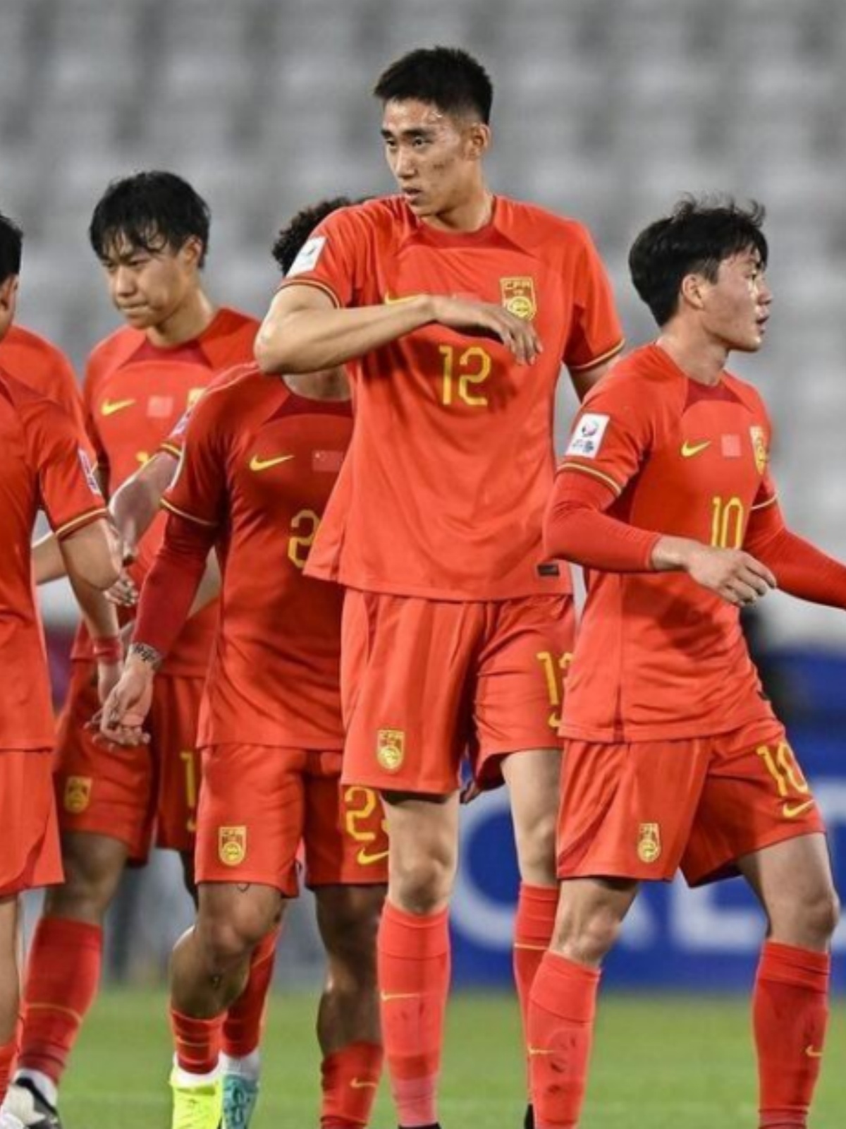 国内足球联赛竞争激烈，球队实力尽显