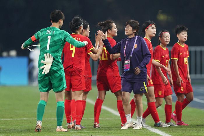 关于3-1！中国女足太强，冲击东亚冠军，宋凯督战，直播引热议的信息