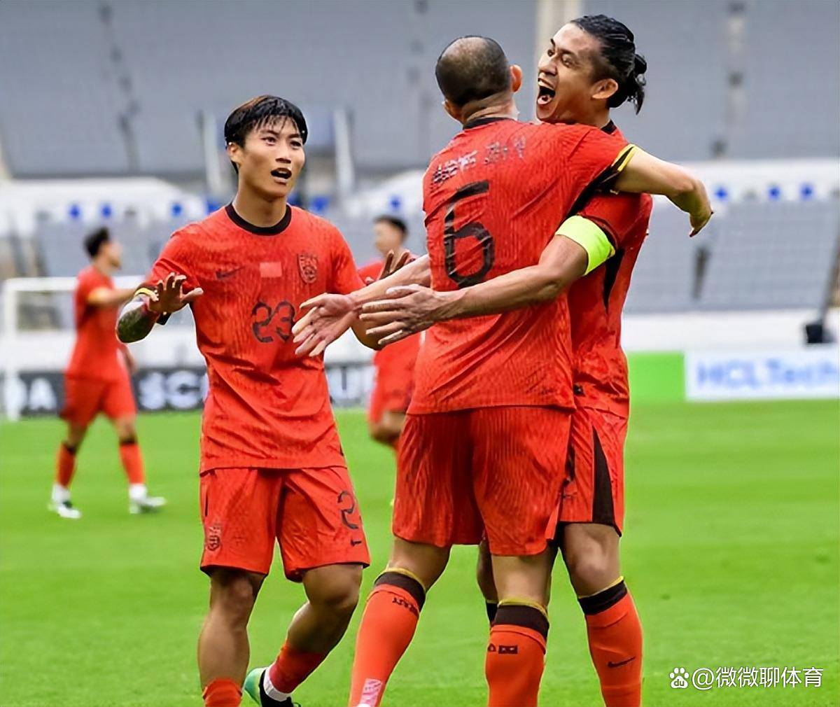 国足东亚杯首开记录，1-0小胜香港队逃离垫底，滑跪庆祝