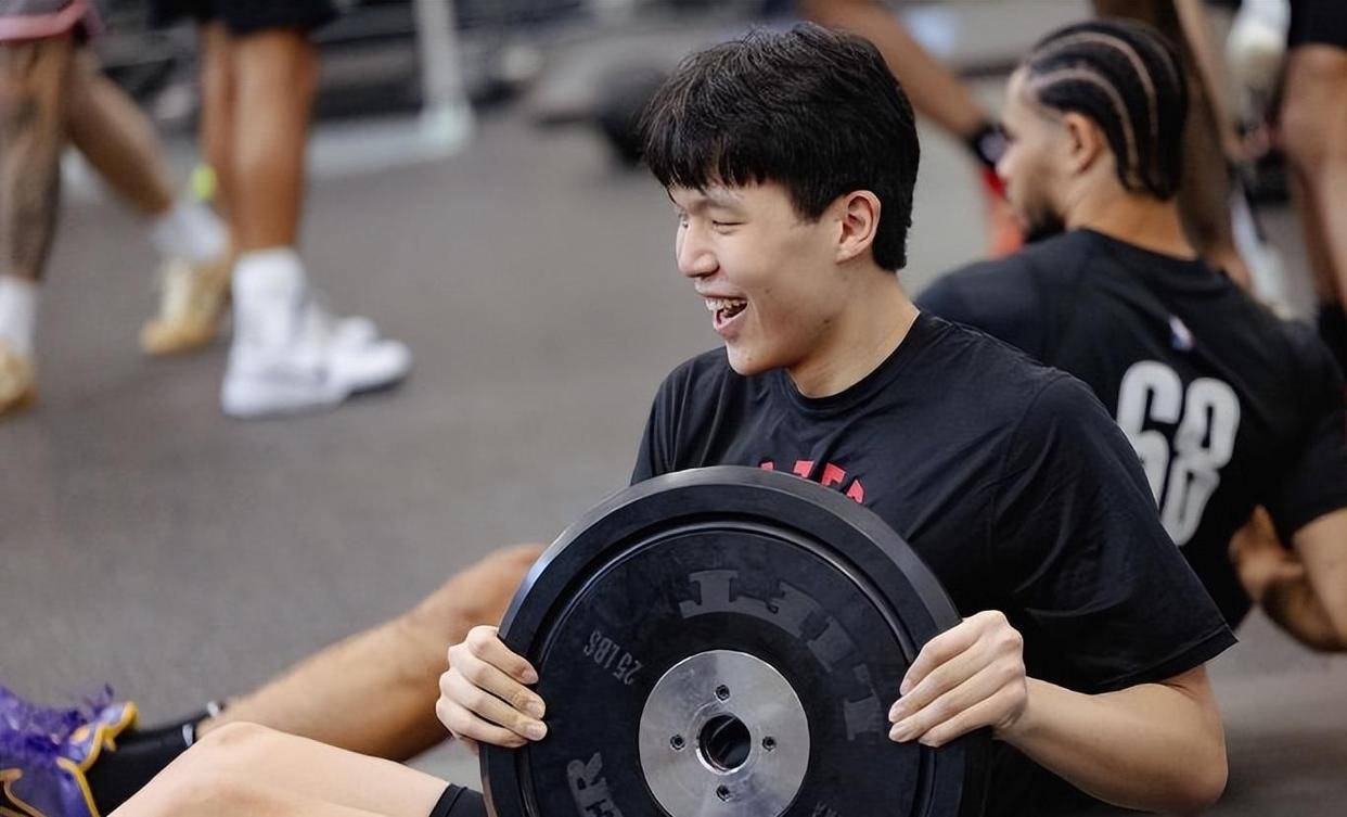 天博体育入口-开拓者社媒更新视频：杨瀚森带你感受身高2米16是一种什么体验的简单介绍