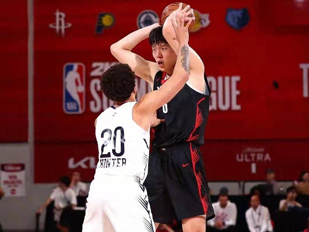 杨瀚森命中三分后，向替补席做出“阿玛特拉斯”庆祝动作的简单介绍