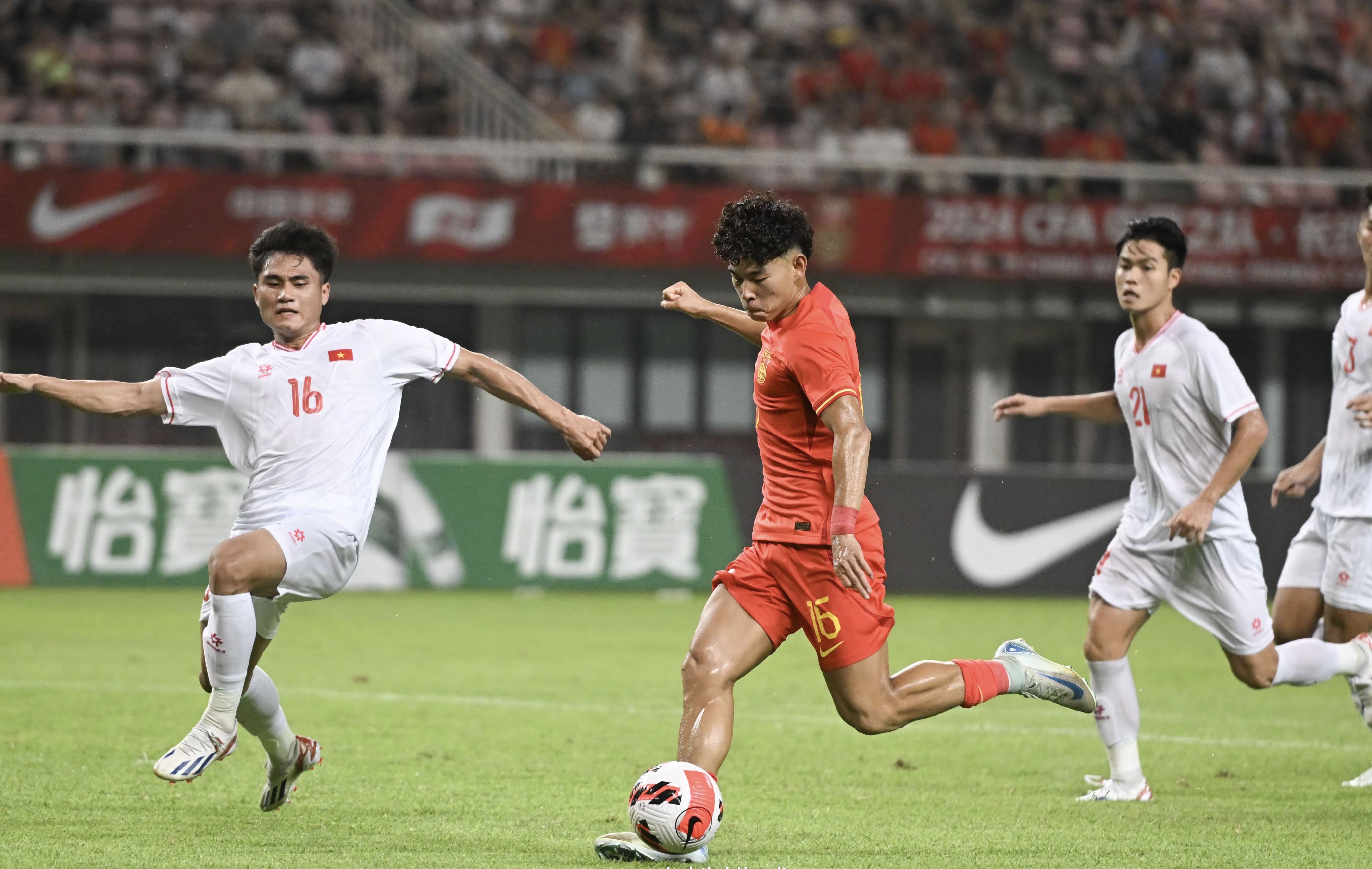 国际足球比赛中，中国队连胜两场