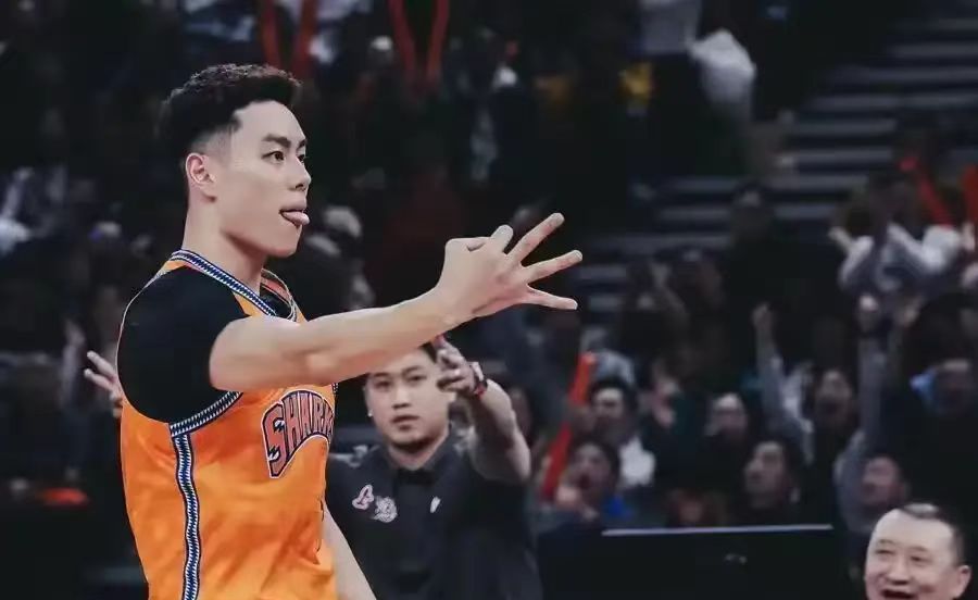 包含CBA俱乐部杯：上海久事大鲨鱼首战获胜的词条